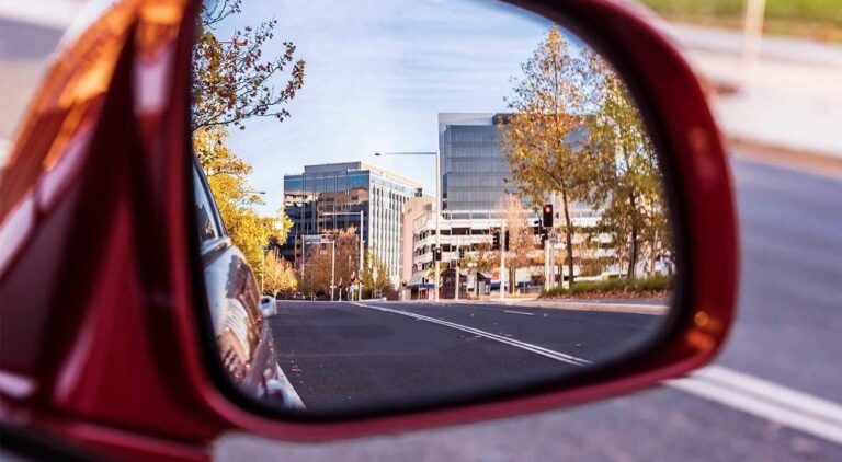 espejo retrovisor de auto en la calle