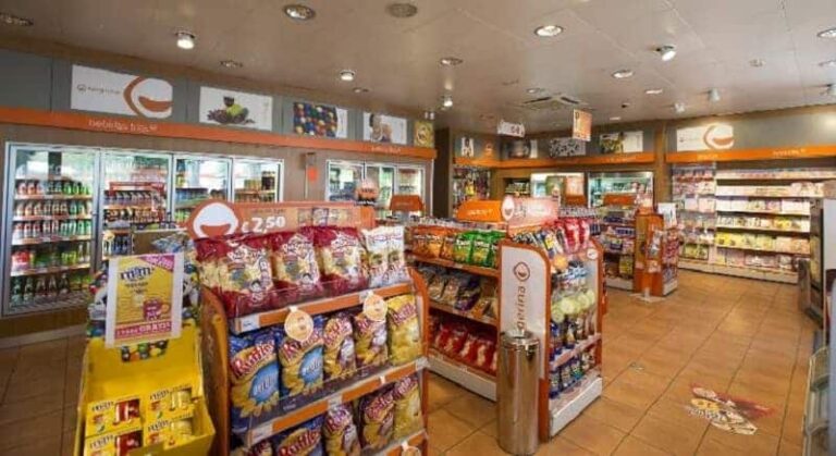 estacion de servicio con productos variados