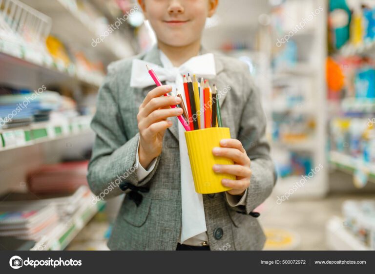 estudiantes eligiendo utiles escolares coloridos