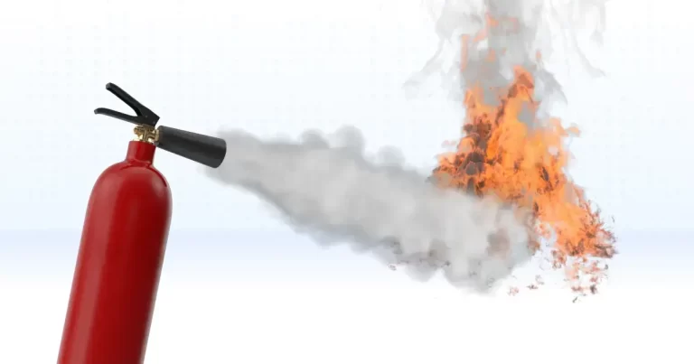 extintor en accion apagando fuego