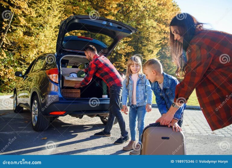 familia cargando maletas en un auto