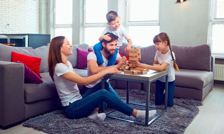 Cómo solicitar el permiso por cuidados familiares en el ISSSTE 9 familia compartiendo momentos en casa