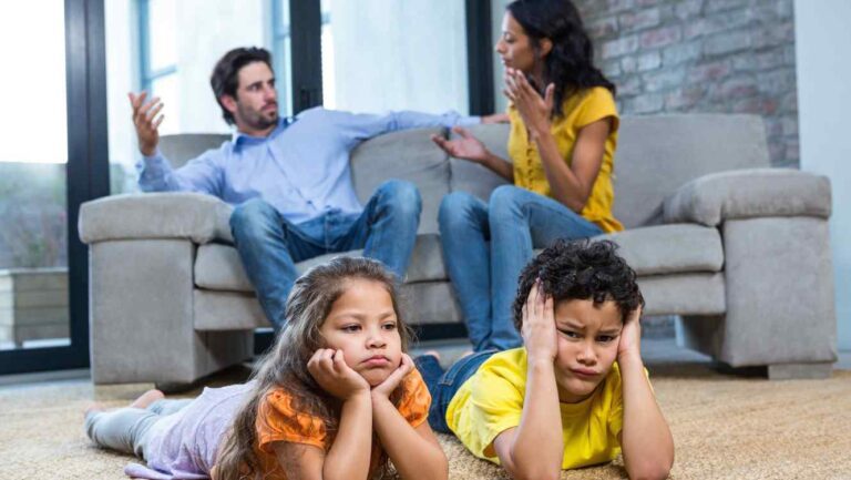 familia discutiendo en un ambiente tenso