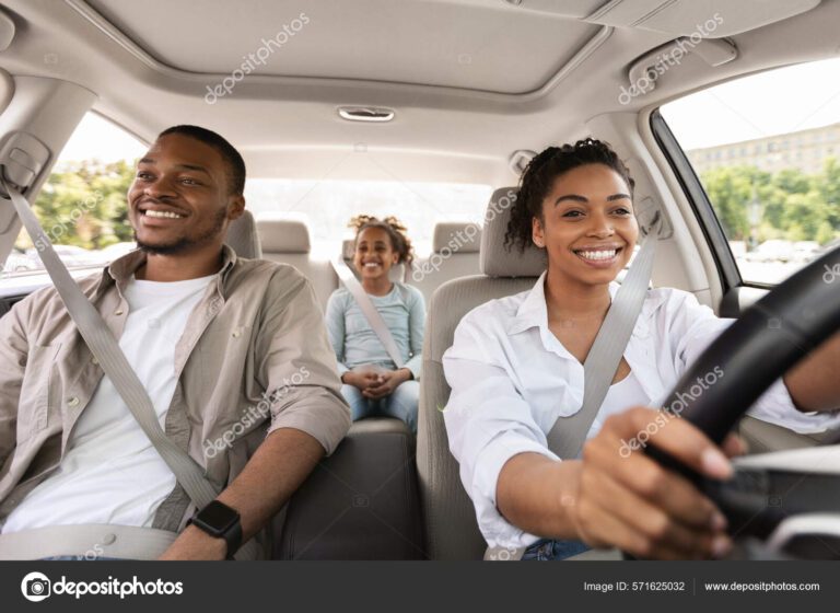 familia disfrutando un paseo en carro