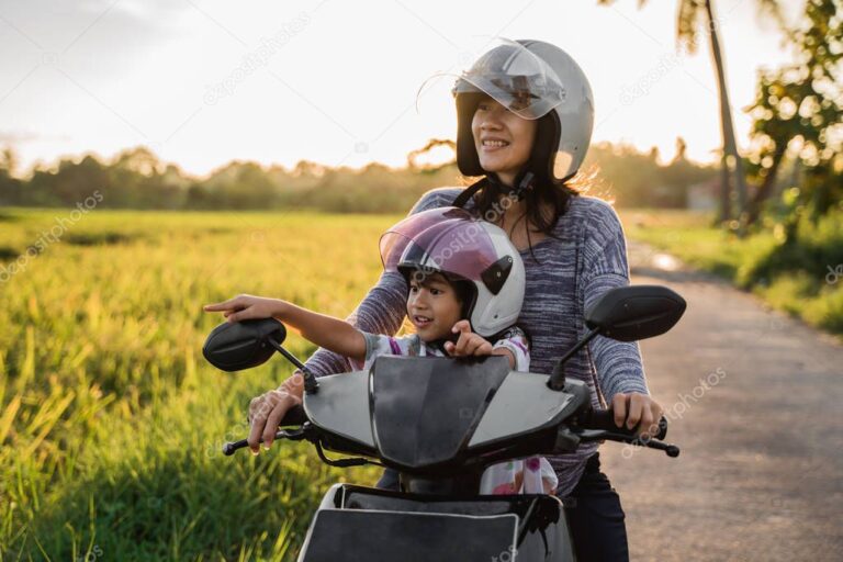 familia disfrutando un paseo en moto