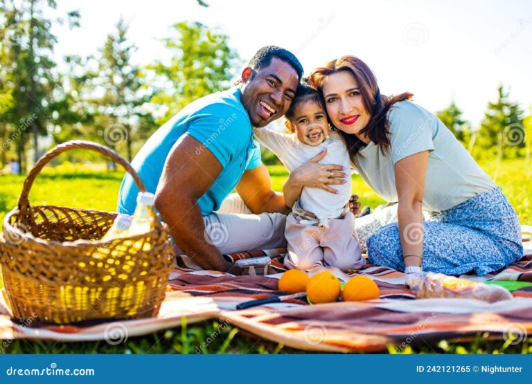 familia feliz disfrutando de un picnic