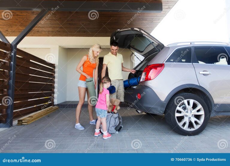 familia feliz subiendo a un suv
