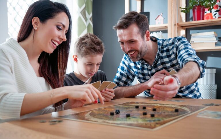 Qué actividades divertidas puedo realizar en casa para entretenerme 3 familia jugando juegos de mesa en casa