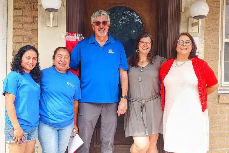 Qué servicios ofrece el DIF Lázaro Cárdenas en Monterrey 18 familia recibiendo apoyo en centro comunitario