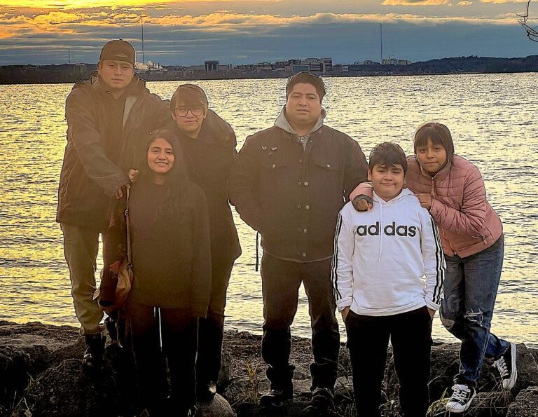 familia usando gorras personalizadas juntas