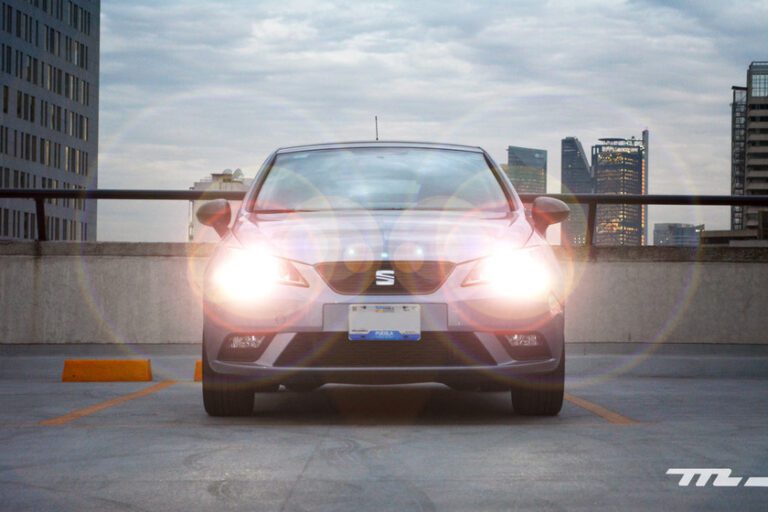 faro de automovil con luz encendida