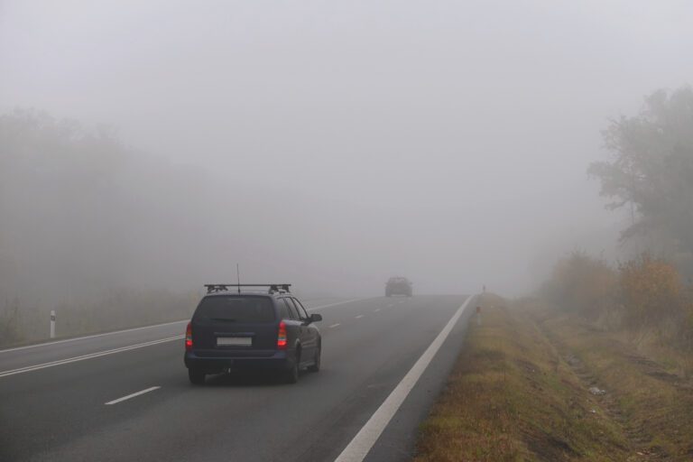 faro de niebla encendido en carretera nevada