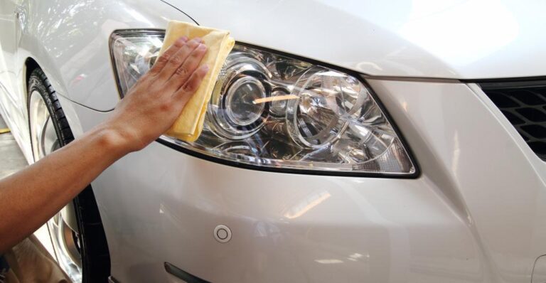 faros de auto limpios y brillantes