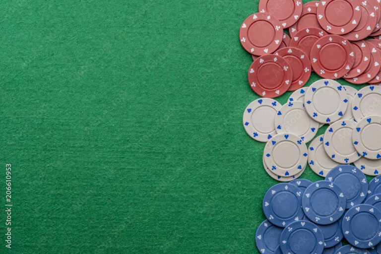 Qué Significa G P en Apuestas y Cómo Afecta Tu Estrategia 16 fichas de poker sobre una mesa verde