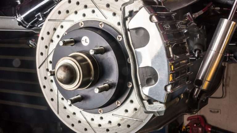 frenos de automovil con sistema abs visible