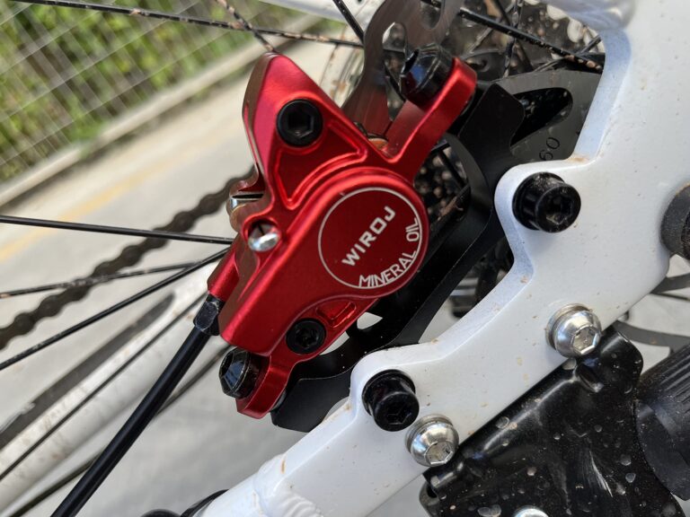 Qué mecanismos se pueden utilizar para detener o disminuir la velocidad 16 frenos de bicicleta en accion