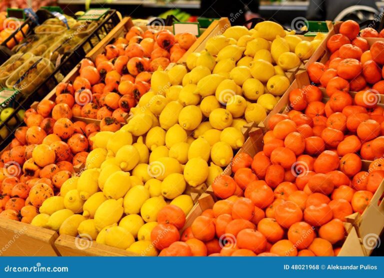 frutas y verduras naranjas en un mercado
