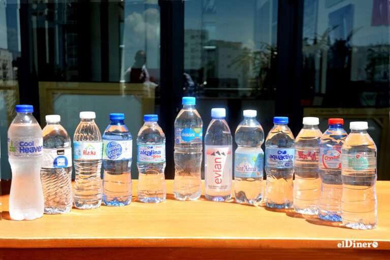 garrafones de agua en un mercado local