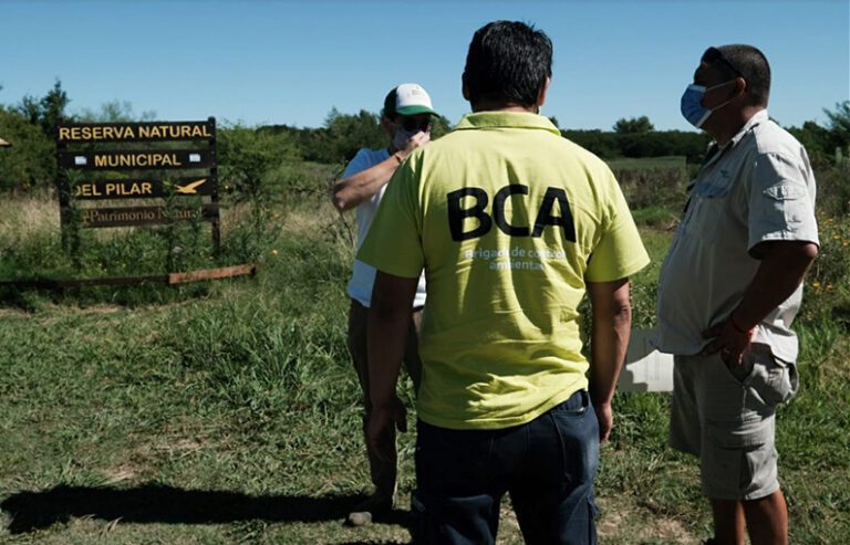 gendarmeria en accion en un paisaje rural