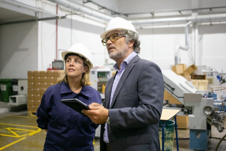 Qué funciones y responsabilidades tiene un gerente de producción 3 gerente supervisando una linea de produccion