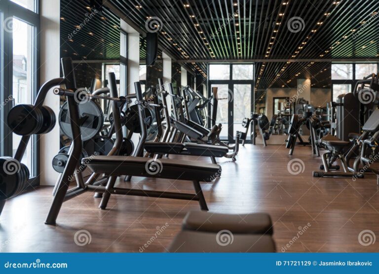Dónde se encuentra Smart Fit en Torre Diana y qué servicios ofrece 14 gimnasio moderno con equipo de entrenamiento