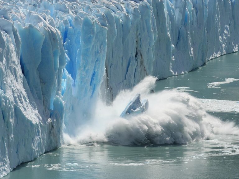 glaciares derritiendose en un oceano azul