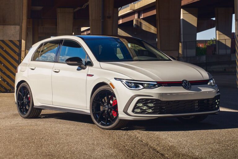 golf gti en exhibicion brillante