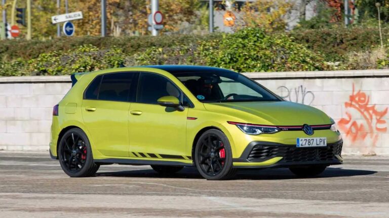 golf r yellow edition en un entorno urbano