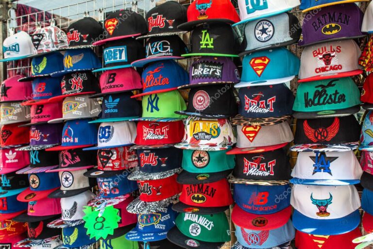 gorras de colores en una tienda
