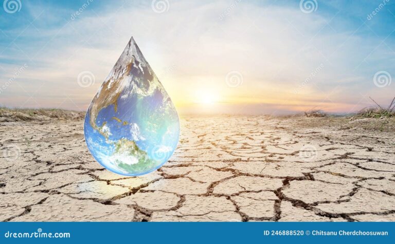 gota de agua sobre fondo seco y agrietado