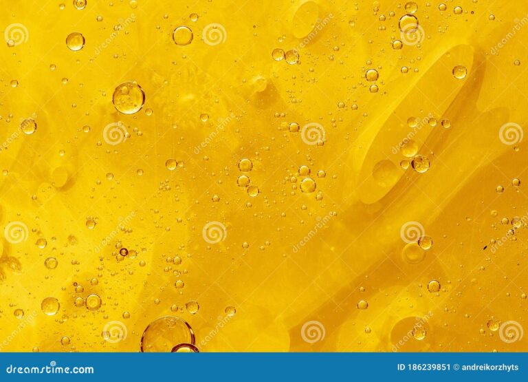 gotas de aceite sobre una superficie brillante