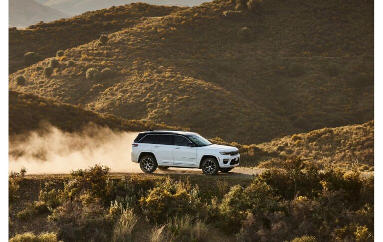 grand cherokee en un paisaje natural