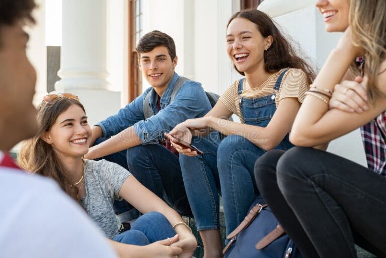 Qué significa el meme de "le dicen la grande" 28 grupo de amigos riendo juntos