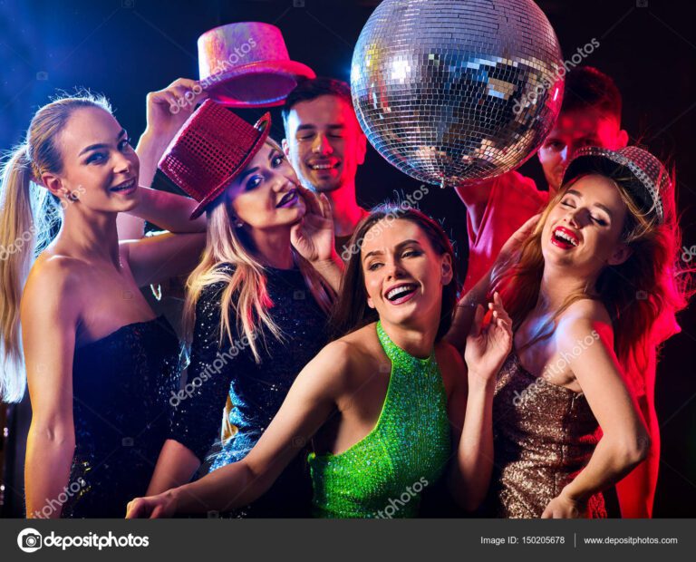 De qué año es la canción "Despacito" de Luis Fonsi 8 grupo de personas bailando en una fiesta