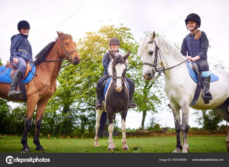 Qué es el grupo Cabalgata Pilas Recargadas y qué actividades realizan 5 grupo de personas montando a caballo juntos