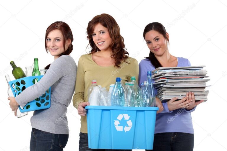 grupo de personas reciclando juntos
