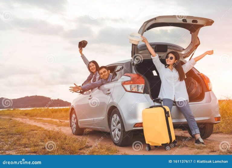 grupo de personas subiendo a un auto