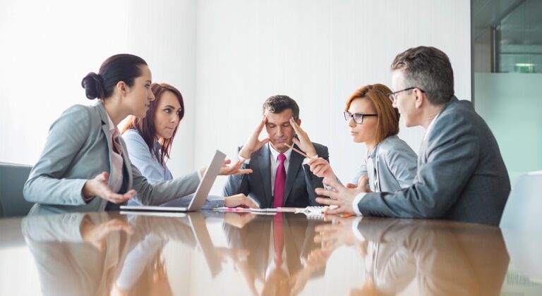 Cuáles son los pasos para elaborar una relatoría de una reunión efectiva 16 grupo discutiendo en una reunion productiva