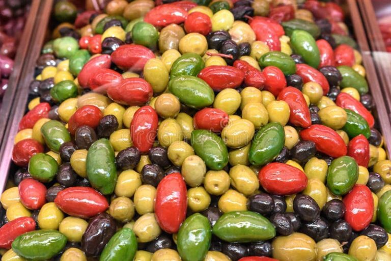 Qué significa "peas" en español y en qué contextos se utiliza 2 guisantes frescos en un mercado colorido