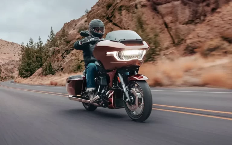 harley cvo road glide en carretera abierta