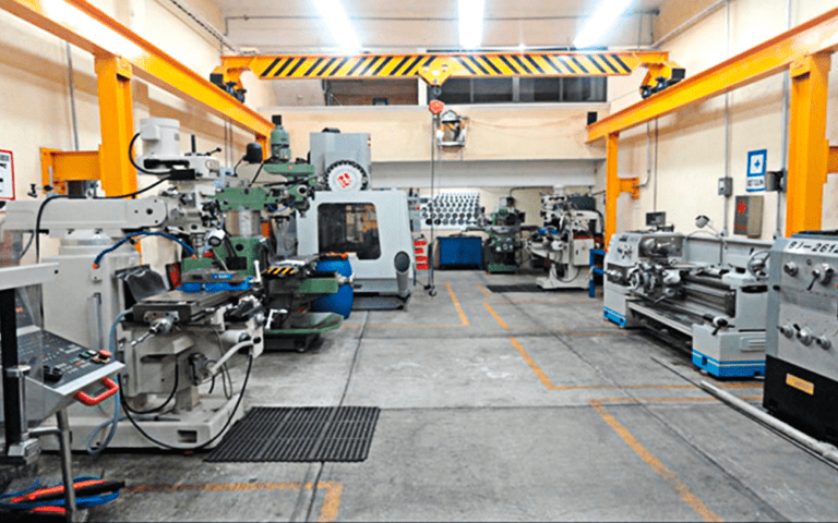 herramientas y maquinaria en un taller