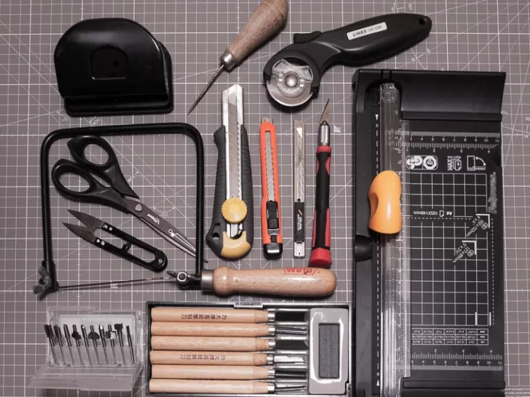 herramientas y materiales para cortar vinilo