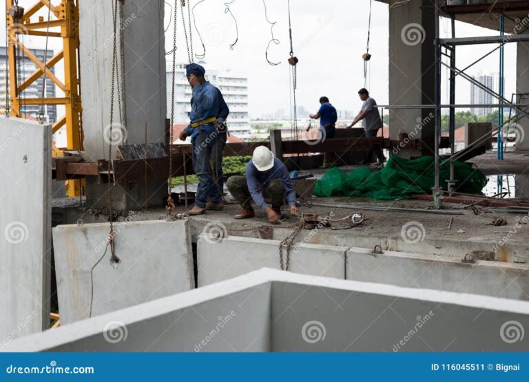 hombre con casco en obra de construccion