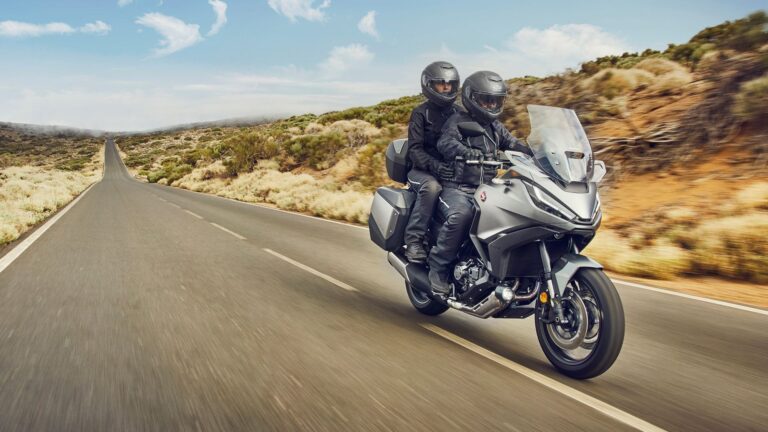 honda ultima moto en accion sobre carretera