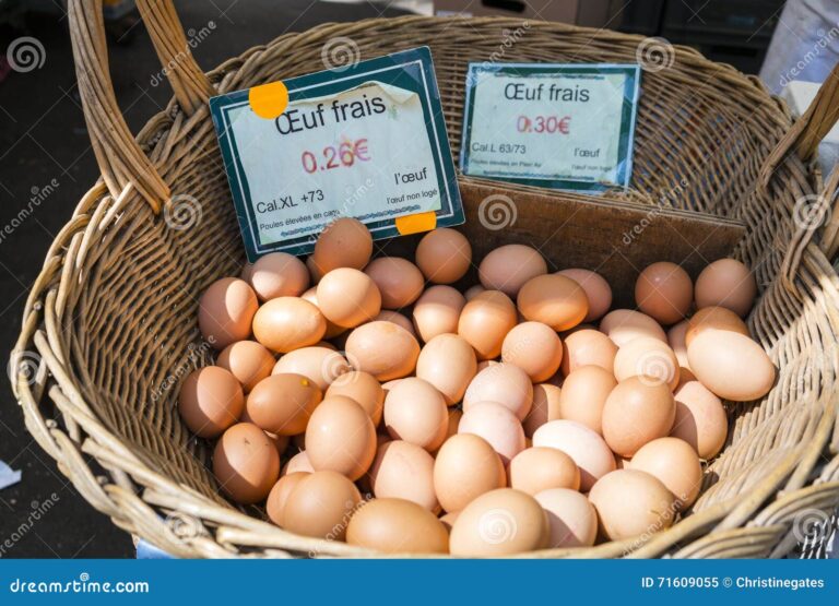 huevos frescos en una canasta de mercado