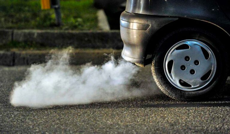Qué tipos de humo pueden salir de los carros y qué significan 1 humo de escape de automovil en carretera