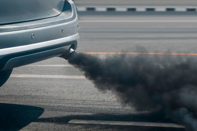 Por qué sale humo negro del tubo de escape y qué significa 27 humo negro saliendo de un tubo de escape