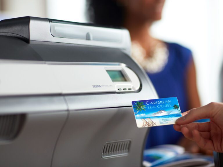 Cuáles son las mejores impresoras de credenciales PVC a doble cara 3 impresora de tarjetas de pvc en accion