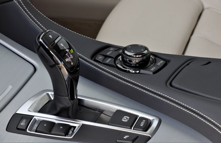 interior de un coche con palanca automatica