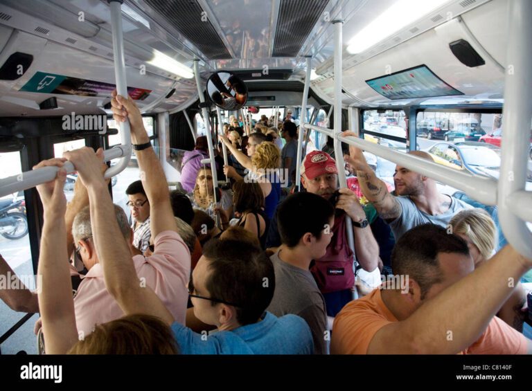 interior de un micro lleno de pasajeros